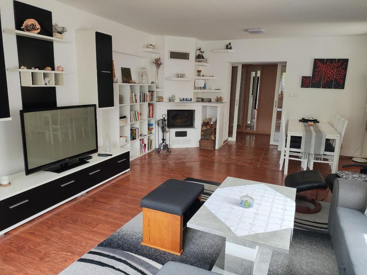 Na Kopci 84 Apartment Stare Krecany Luaran gambar
